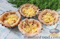 Фото приготовления рецепта: Куриные тарталетки с грибами и сыром - шаг №6