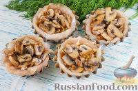 Фото приготовления рецепта: Куриные тарталетки с грибами и сыром - шаг №7