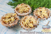 Фото приготовления рецепта: Куриные тарталетки с грибами и сыром - шаг №8