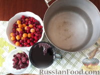 Фото приготовления рецепта: Ягодный компот на вишневом сиропе - шаг №1