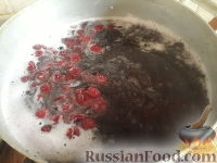 Фото приготовления рецепта: Ягодный компот на вишневом сиропе - шаг №3