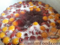 Фото приготовления рецепта: Ягодный компот на вишневом сиропе - шаг №4
