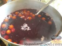 Фото приготовления рецепта: Ягодный компот на вишневом сиропе - шаг №5