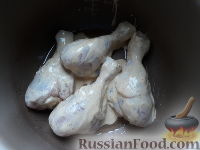 Фото приготовления рецепта: Куриные ножки, запечённые в мультиварке - шаг №4