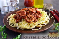 Фото к рецепту: Спагетти с томатным соусом (с фаршем и колбасой)