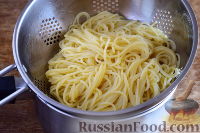 Фото приготовления рецепта: Спагетти с томатным соусом (с фаршем и колбасой) - шаг №12