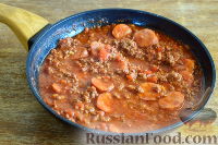 Фото приготовления рецепта: Спагетти с томатным соусом (с фаршем и колбасой) - шаг №13