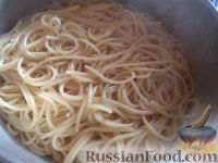 Фото приготовления рецепта: Спагетти под соусом карбонар - шаг №9