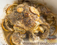 Фото к рецепту: Курица, запечённая в духовке, с лимоном и чесноком