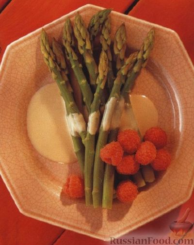 Рецепт Спаржа с молочно-ягодным соусом