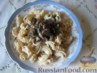 Фото к рецепту: Паста с грибами, базиликом и грецкими орехами