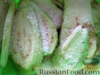 Фото приготовления рецепта: Рулетики из баклажанов с помидорами - шаг №3