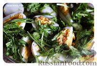Фото к рецепту: Салат с малосольными огурцами и яйцом