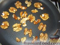 Фото приготовления рецепта: Варенье из айвы с орехами и лимоном - шаг №6