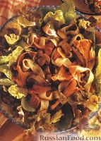 Фото к рецепту: Грибной салат с ветчиной и салатными листьями