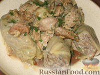 Фото к рецепту: Голубцы с гречкой, грибами и мясным соусом