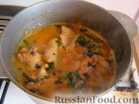 Фото к рецепту: Курица тушеная в томатно-грибном соусе