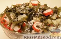 Фото к рецепту: Салат из морской капусты с картофелем и крабовыми палочками