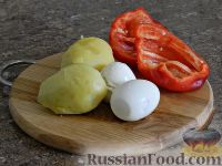 Фото приготовления рецепта: Селёдочный салат с сырной заправкой - шаг №6