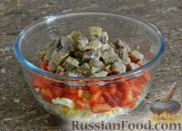 Фото приготовления рецепта: Селёдочный салат с сырной заправкой - шаг №10