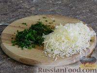 Фото приготовления рецепта: Селёдочный салат с сырной заправкой - шаг №12