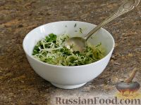 Фото приготовления рецепта: Селёдочный салат с сырной заправкой - шаг №13