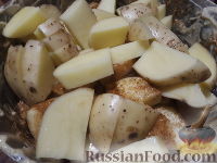 Фото приготовления рецепта: Курица с картофелем (в мультиварке) - шаг №5
