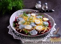 Фото к рецепту: Салат со свеклой, сыром и яйцами