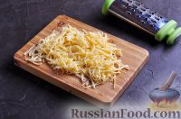 Фото приготовления рецепта: Салат со свеклой, сыром и яйцами - шаг №5
