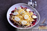 Фото приготовления рецепта: Салат со свеклой, сыром и яйцами - шаг №9