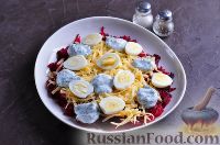 Фото приготовления рецепта: Салат со свеклой, сыром и яйцами - шаг №10