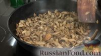 Фото приготовления рецепта: Слоеный салат "Лемберг" с грибами и мясом - шаг №8