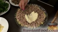 Фото приготовления рецепта: Слоеный салат "Лемберг" с грибами и мясом - шаг №13