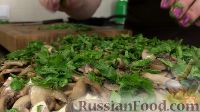 Фото приготовления рецепта: Слоеный салат "Лемберг" с грибами и мясом - шаг №18