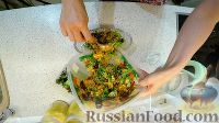 Фото приготовления рецепта: Салат с крабовыми палочками, сыром и яичными блинчиками - шаг №3