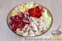 Фото приготовления рецепта: Салат с курицей, пекинской капустой и виноградом - шаг №8