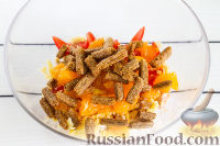 Фото приготовления рецепта: Салат с курицей, апельсином и сухариками - шаг №6
