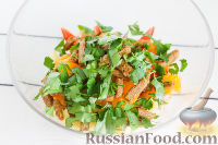 Фото приготовления рецепта: Салат с курицей, апельсином и сухариками - шаг №7