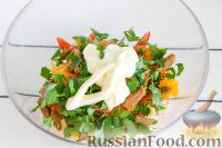 Фото приготовления рецепта: Салат с курицей, апельсином и сухариками - шаг №8
