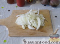 Фото приготовления рецепта: Свекольный салат из тушеных овощей с фасолью - шаг №4