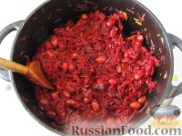 Фото приготовления рецепта: Свекольный салат из тушеных овощей с фасолью - шаг №9