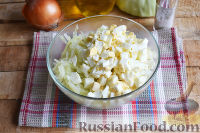 Фото приготовления рецепта: Салат из солёных огурцов и лука - шаг №9