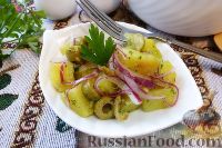 Фото к рецепту: Картофельный салат с оливками и красным луком
