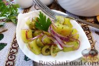 Фото приготовления рецепта: Картофельный салат с оливками и красным луком - шаг №9