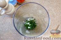 Фото приготовления рецепта: Картофельный салат с оливками и красным луком - шаг №4