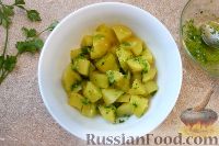 Фото приготовления рецепта: Картофельный салат с оливками и красным луком - шаг №6