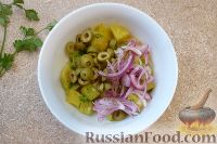 Фото приготовления рецепта: Картофельный салат с оливками и красным луком - шаг №7