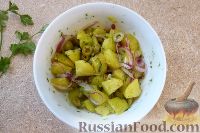 Фото приготовления рецепта: Картофельный салат с оливками и красным луком - шаг №8