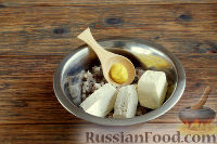 Фото приготовления рецепта: Яйца, фаршированные сельдью - шаг №4