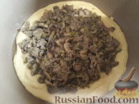Фото приготовления рецепта: Пирог с мясом и грибами (в мультиварке) - шаг №15